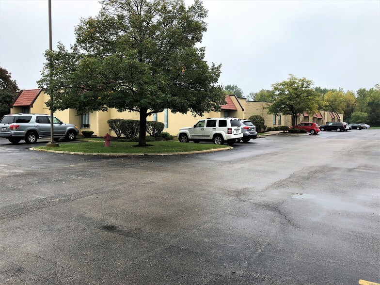 More Photos Of 1 Smoke Tree Plz, North Aurora Office For Lease