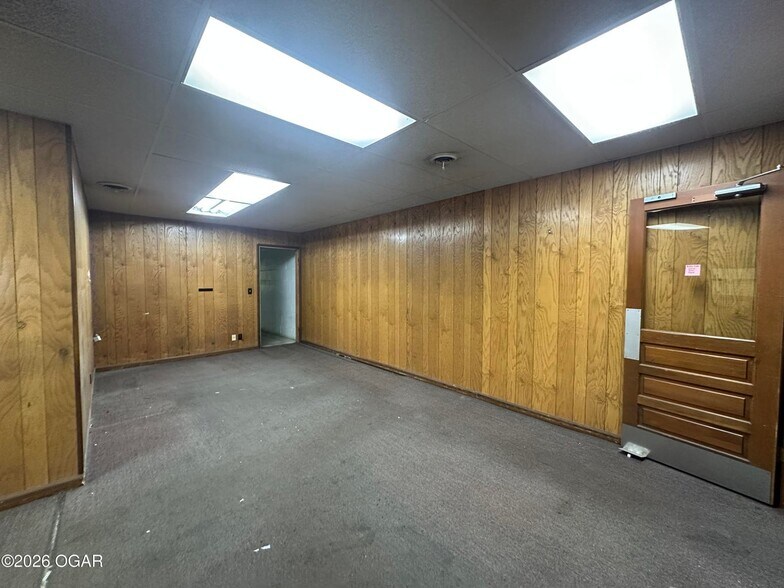 More Photos Of 3236 W 20th St, Joplin Industrial For Sale