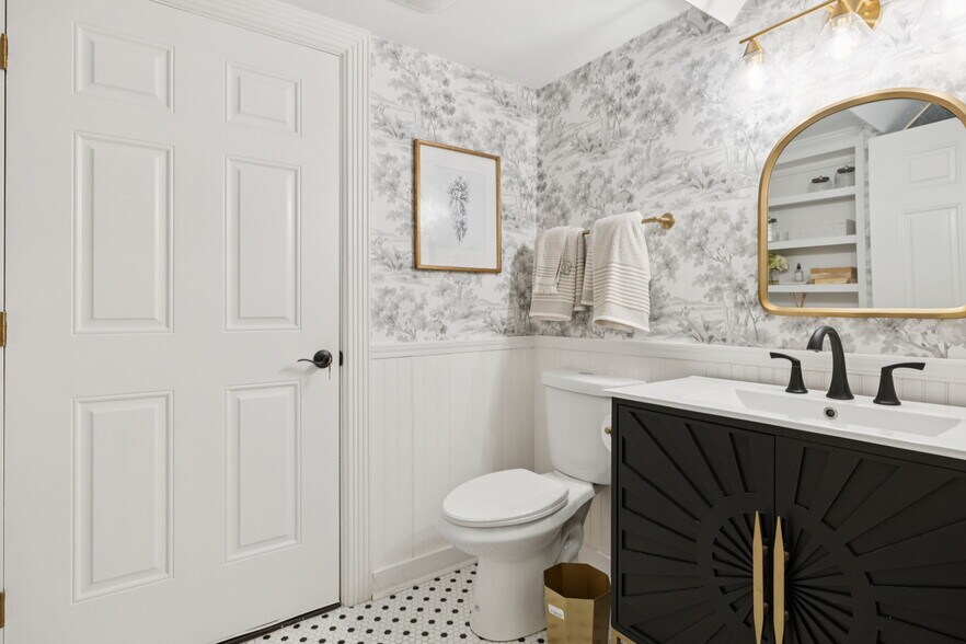 More Photos Of 108 Bridge St, Franklin Storefront For Sale