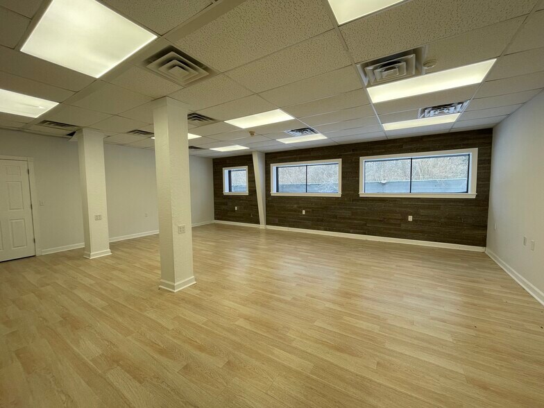 More Photos Of 195 E Hamburg St, Pinckney Office For Lease