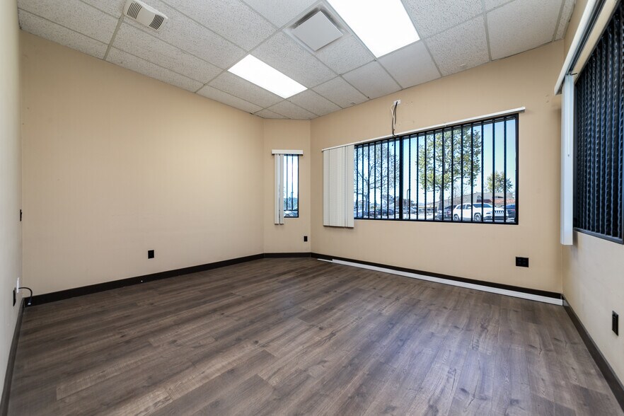 More Photos Of 14711 Princeton Ave, Moorpark Freestanding For Sale