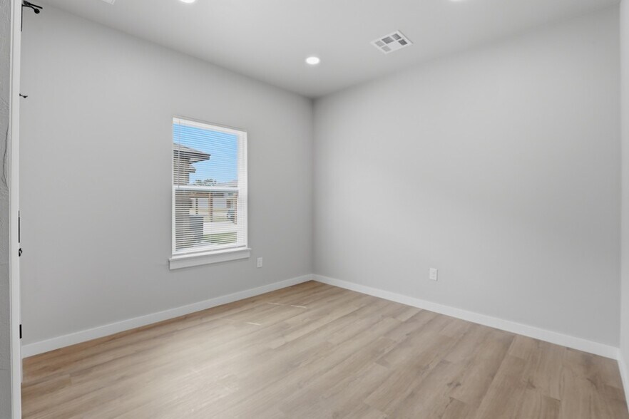 More Photos Of 3611 & 3613 Frontier Avenue, Ponca City Specialty For Sale