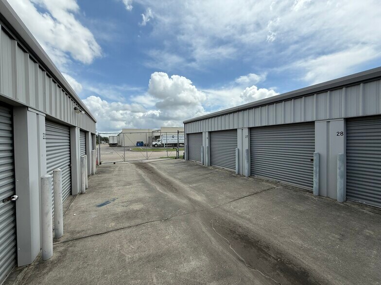 More Photos Of 1420 S 21st St, Nederland Specialty For Sale