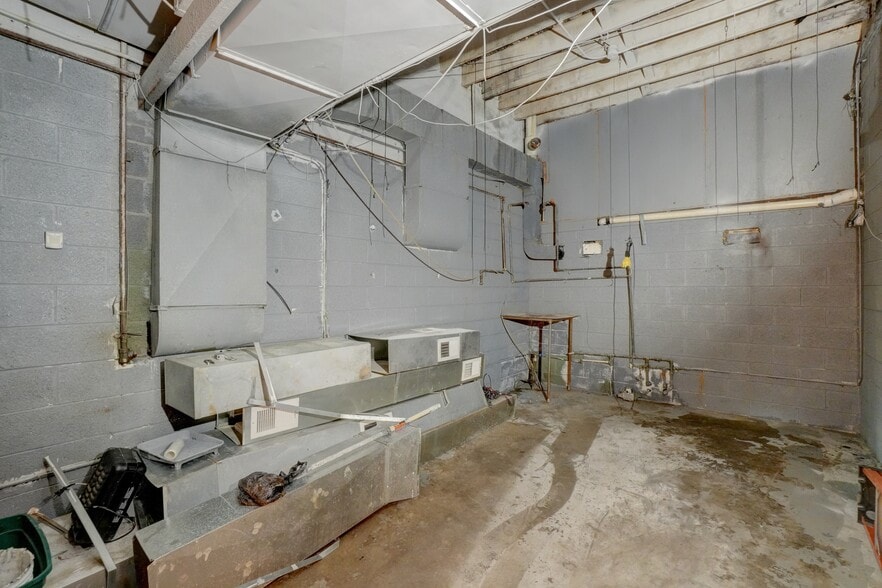 More Photos Of 10301 Whittier Ave, Detroit Auto Repair For Sale