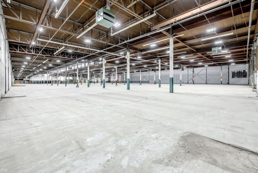 More Photos Of 5455 Ch De La Côte-De-Liesse, Montréal Manufacturing For Sale