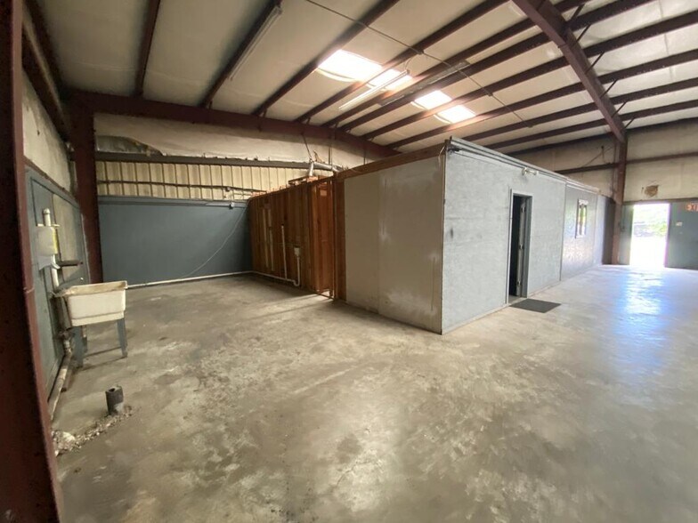 More Photos Of 7012 Belgold St, Houston Warehouse For Lease