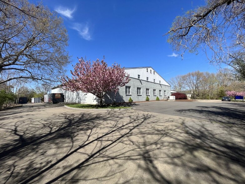 More Photos Of 393 Soundview Rd, Guilford Warehouse For Lease