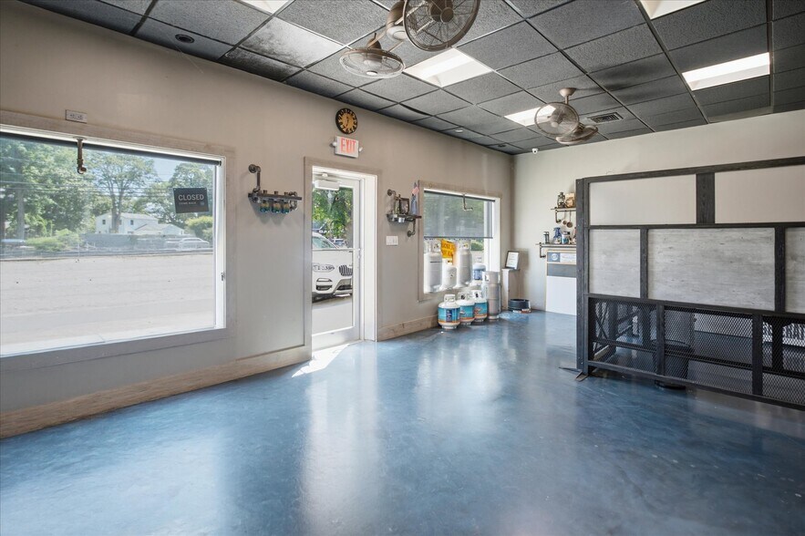 More Photos Of 419 N Country Rd, Saint James Office For Lease