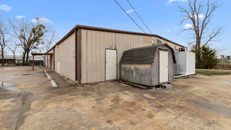 More Photos Of 1734 N Main St, Paris Freestanding For Sale