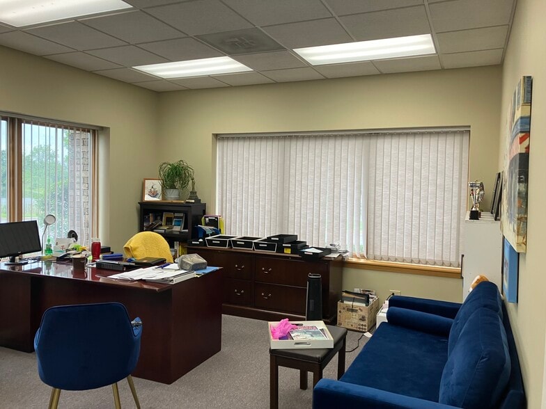 More Photos Of 28085 N Ashley Cir, Libertyville Medical For Sale