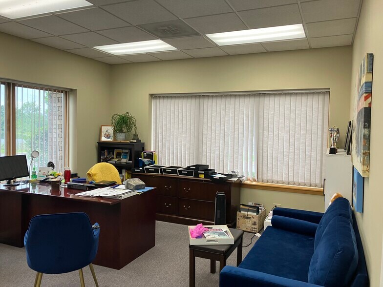 More Photos Of 28085 N Ashley Cir, Libertyville Medical For Sale