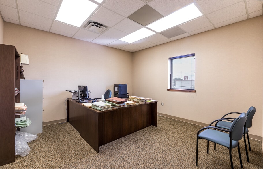 More Photos Of 208 E Houston St, Beeville Office For Sale