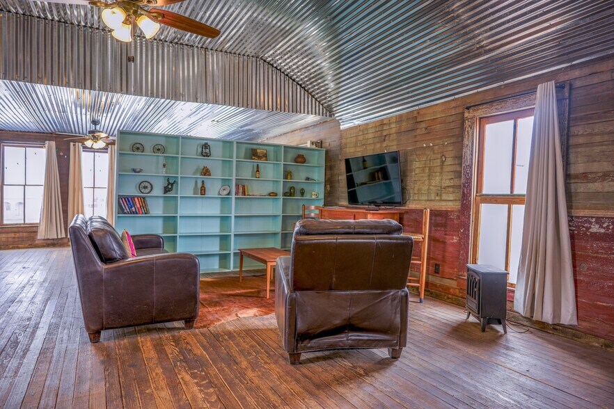 More Photos Of 100 W Murphy St, Alpine General Retail For Sale