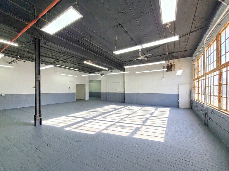 More Photos Of 830 Barry St, Bronx Warehouse For Lease