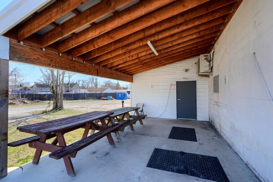 More Photos Of 712 Brown St, Salisbury Auto Repair For Sale