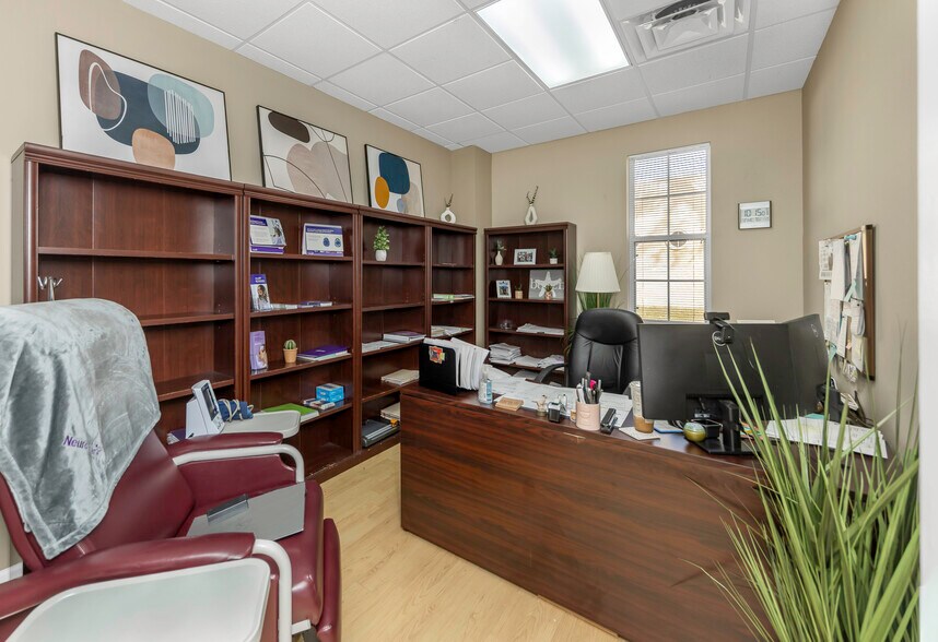 More Photos Of 14506 University Point Pl, Tampa Office For Sale