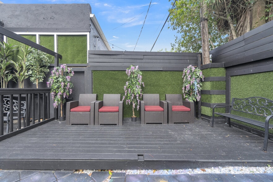 More Photos Of 6546 Pembroke Rd, Miramar Freestanding For Sale