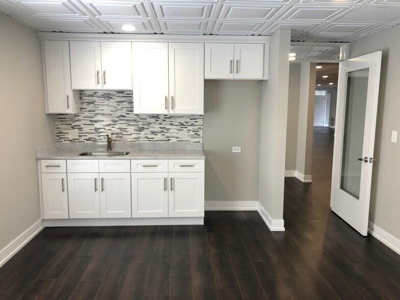 More Photos Of 325 N Hough St, Barrington Medical For Lease