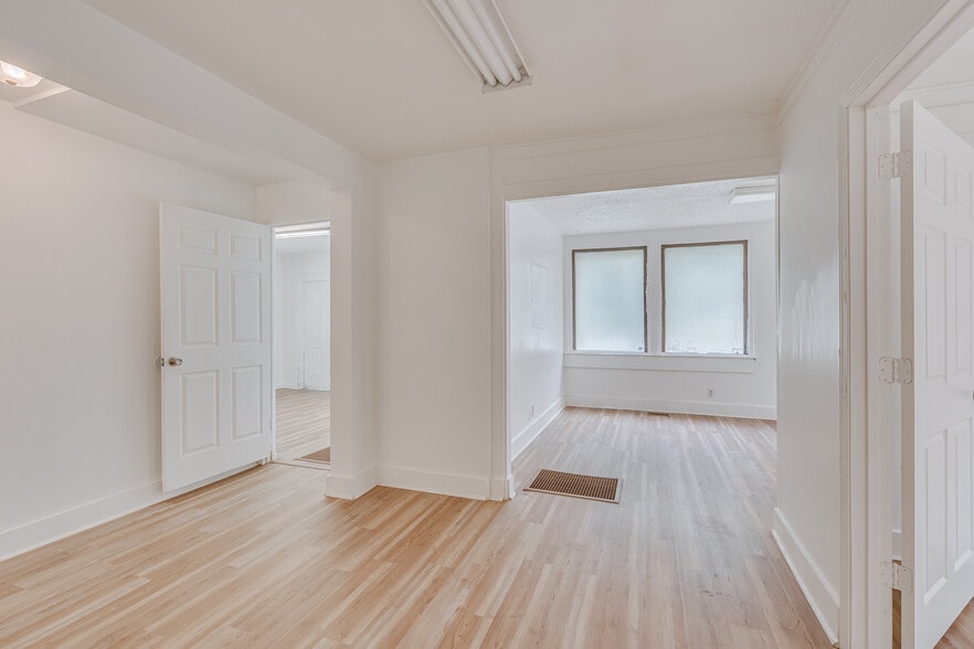 More Photos Of 1401 Spring Hill Ave, Mobile Medical For Sale
