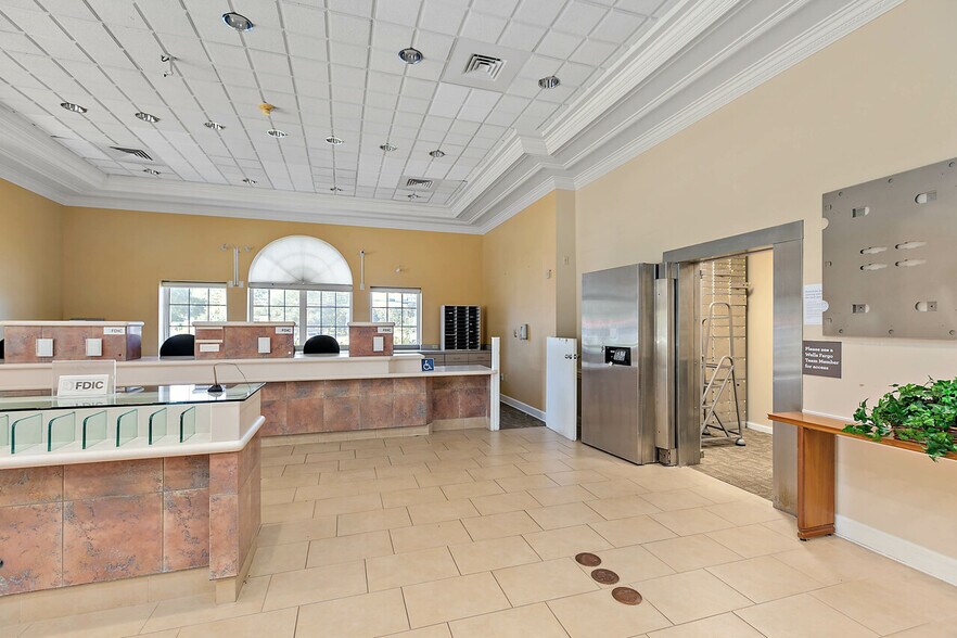 More Photos Of 1997 Capital Cir NE, Tallahassee Bank For Lease