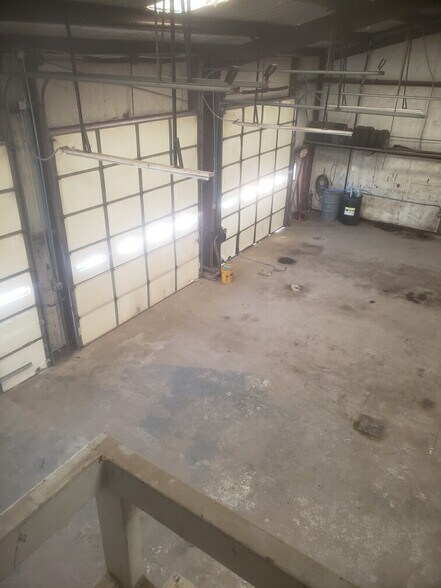 More Photos Of 700 S Stemmons Fwy, Sanger Flex For Lease