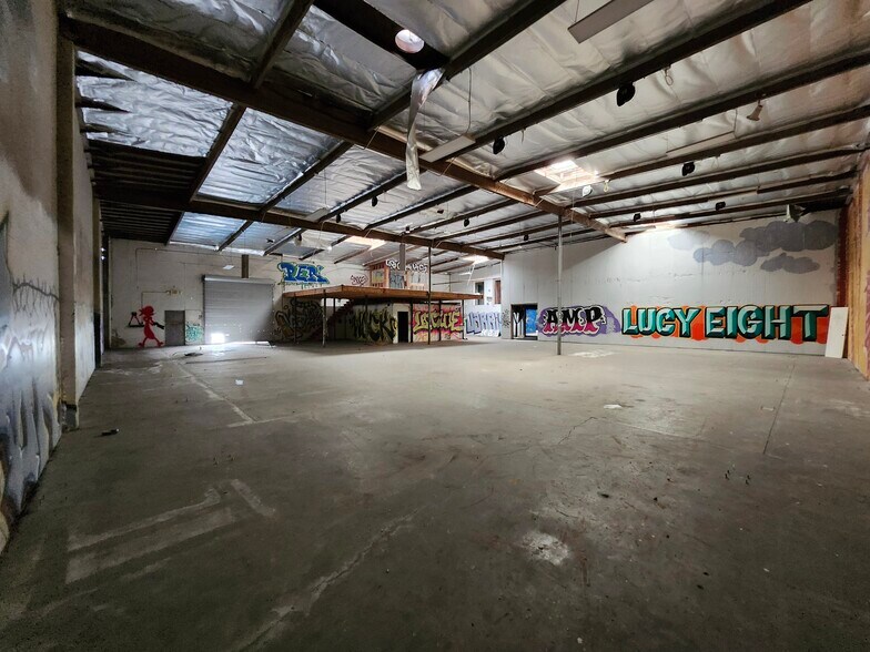 More Photos Of 13501 S Main St, Los Angeles Warehouse For Lease
