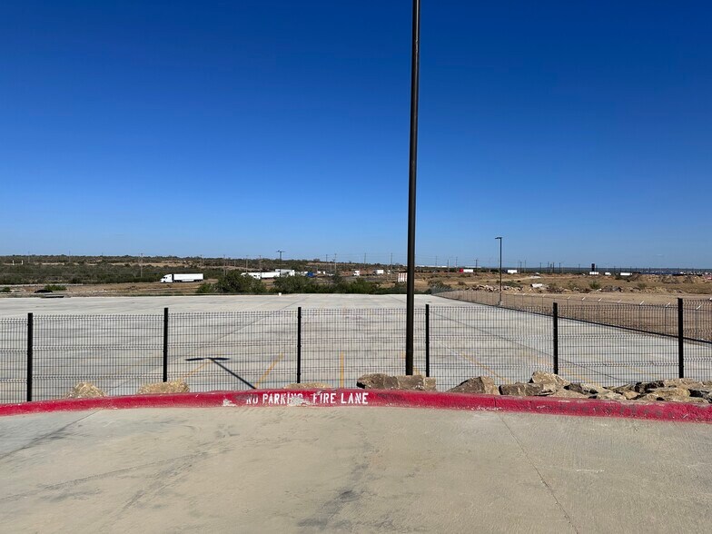 More Photos Of 19926 Kraus Lp, Laredo Distribution For Sale