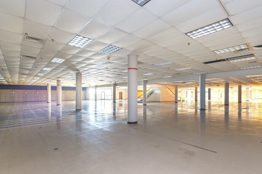 More Photos Of 2700 Miamisburg Centerville Rd, Dayton Department Store For Lease