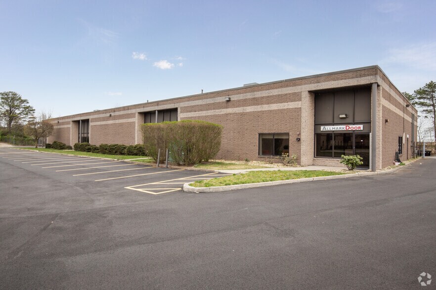 Primary Photo Of 41 Howard Pl, Ronkonkoma Warehouse For Lease