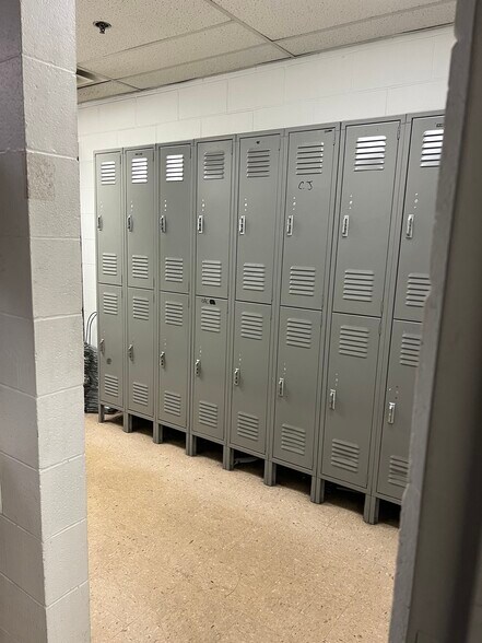 More Photos Of 12005 40,000 - 163,800 sf Available - Warren MI, Warren Distribution For Lease