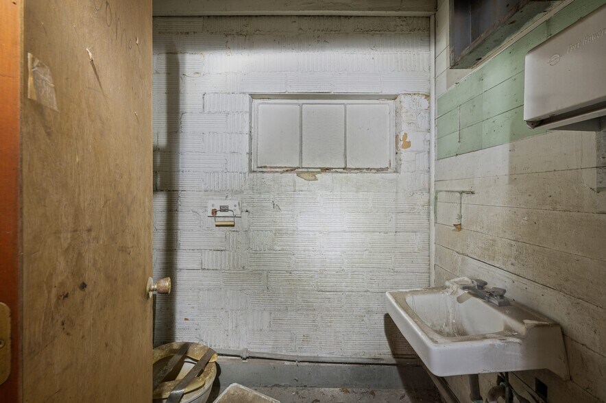 More Photos Of 500 Washington St, Coloma Manufacturing For Lease