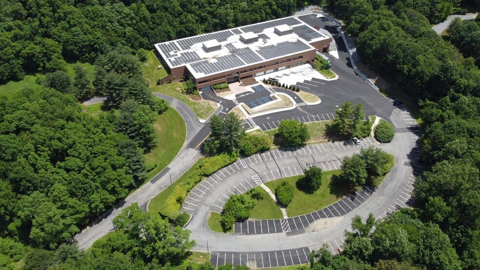 More Photos Of 1 Zeiss Dr, Thornwood Showroom For Lease