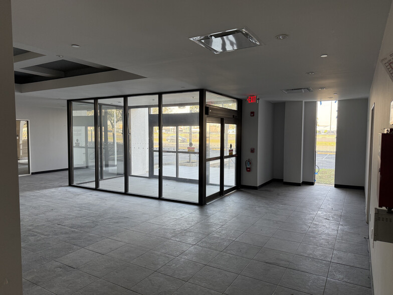 More Photos Of 7011 Southwest Fwy, Houston Office For Sale