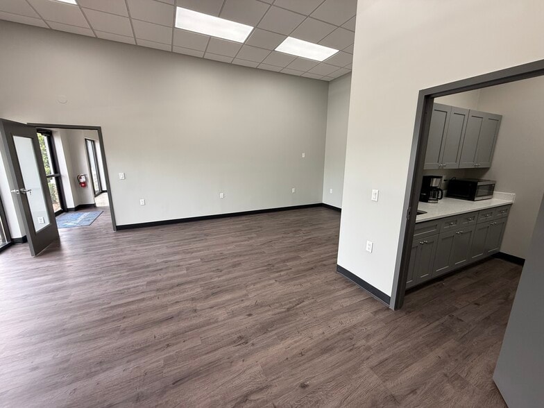 More Photos Of 11574 E Gondola St, Sharonville Warehouse For Lease