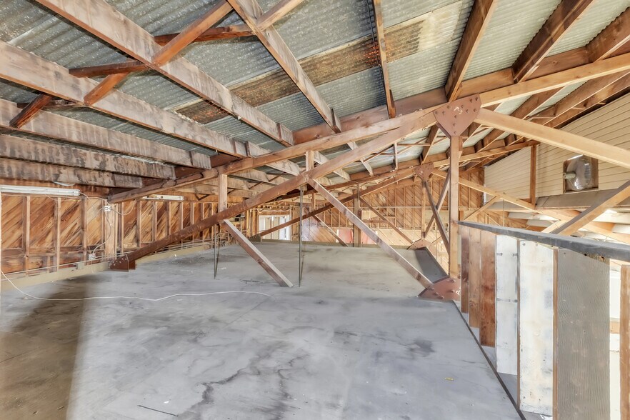 More Photos Of 227 Commission St, Salinas Showroom For Sale