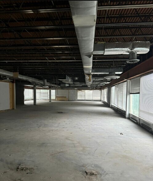 More Photos Of 5135 Golf Rd, Skokie Medical For Sale