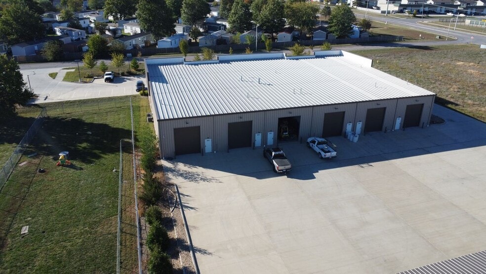More Photos Of 912-922 E Warren St, Gardner Industrial For Lease