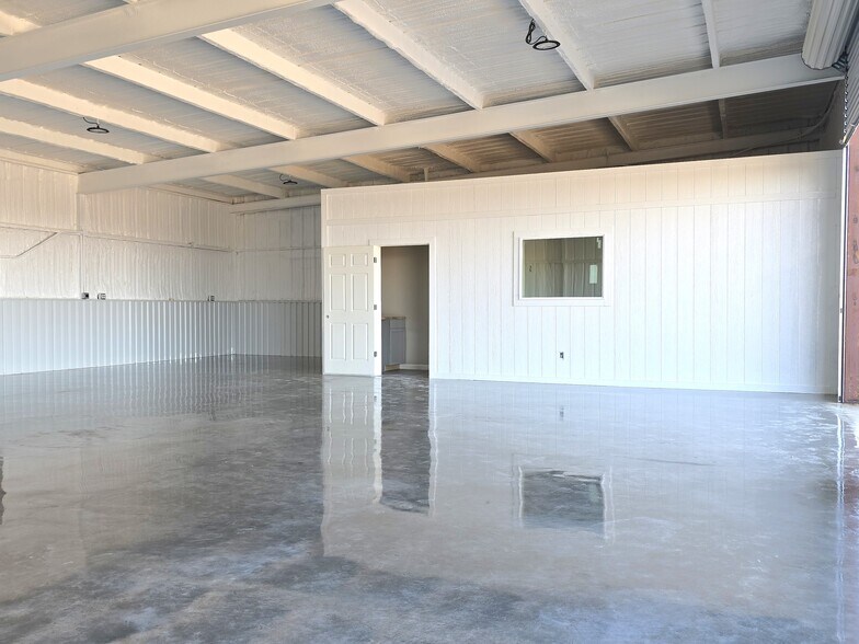 More Photos Of 6404 FM 1715 F, Lampasas Flex For Lease