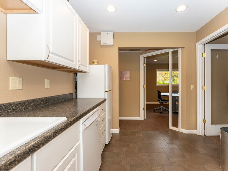 More Photos Of 7060 SW Beveland Rd, Portland Office For Sale