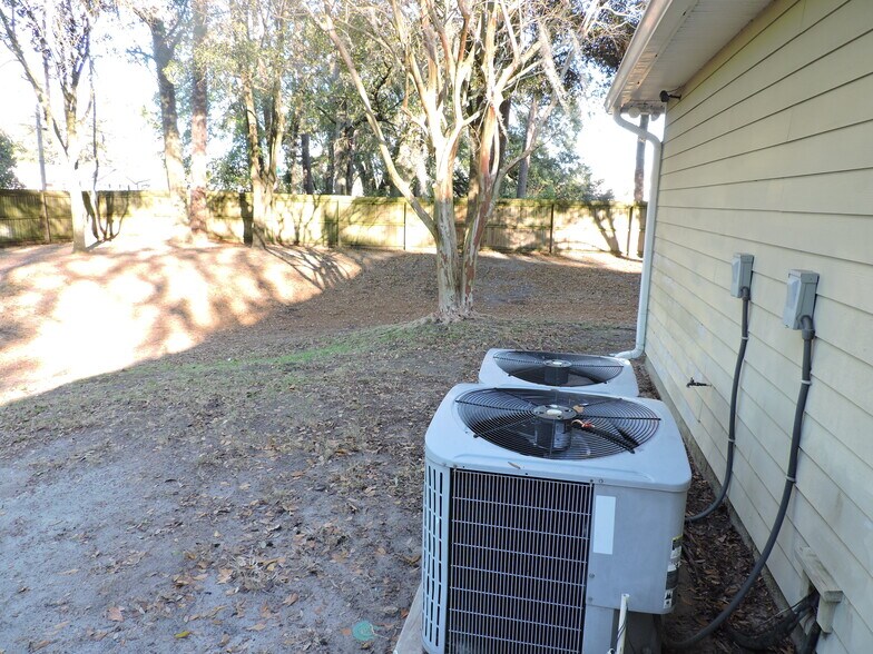 More Photos Of 8141 Ramona Blvd, Jacksonville Veterinarian Kennel For Lease