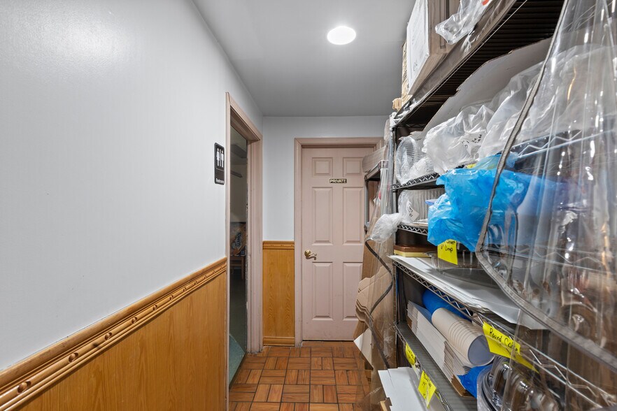 More Photos Of 3052 Belmont St, Bellaire General Retail For Sale