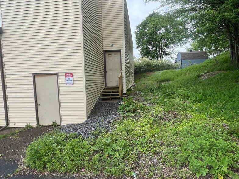 More Photos Of 9120 Perry Hwy, Pittsburgh Flex For Lease