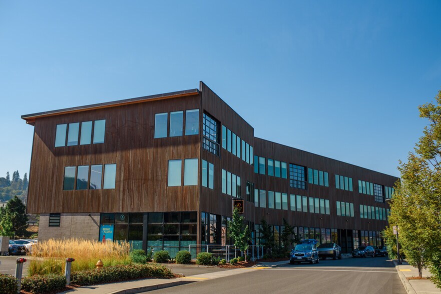 More Photos Of 33 Nichols Pkwy, Hood River Medical For Lease