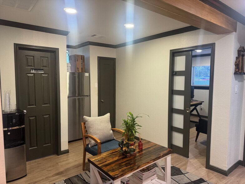 More Photos Of 12040 E Hardy Rd, Houston Office For Sale