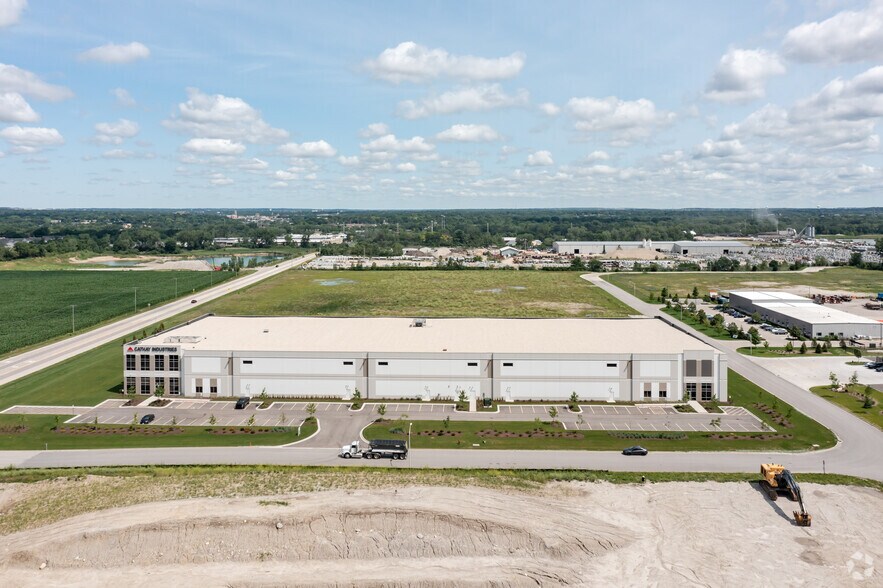 More Photos Of 365-399 Miles Pky, Bartlett Truck Terminal For Lease