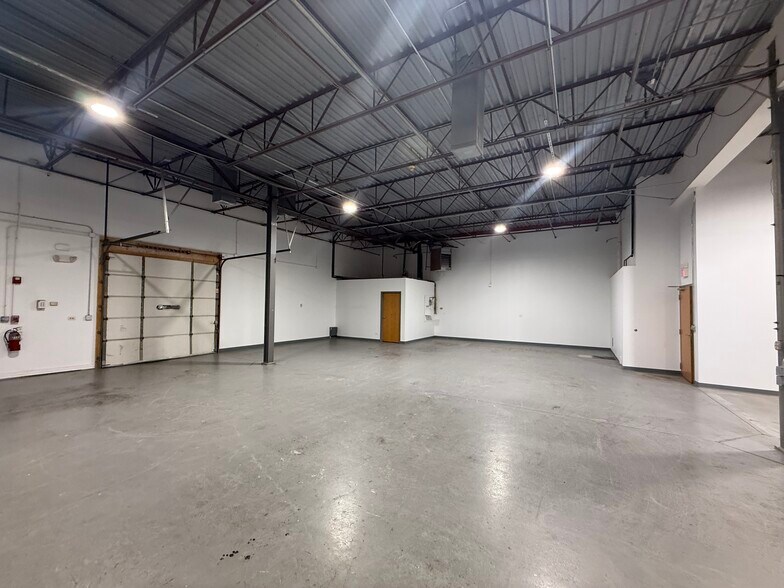More Photos Of 100-112 Terrace Dr, Mundelein Warehouse For Lease