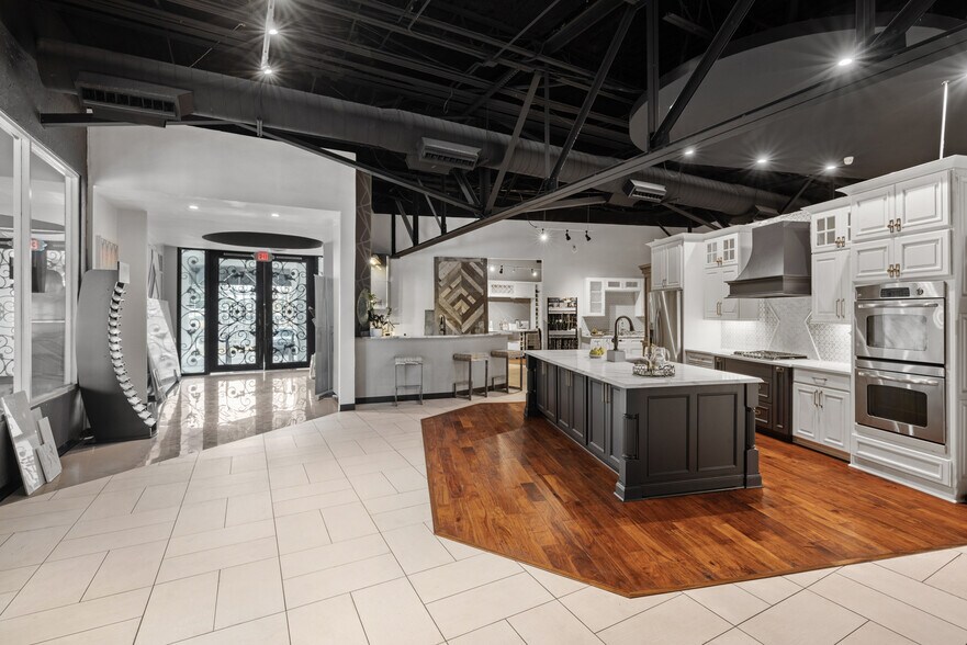 More Photos Of 2866 Poplar Ave, Memphis Storefront Retail Office For Sale