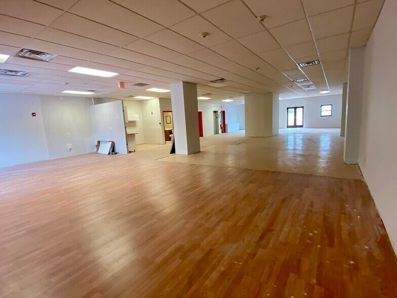 More Photos Of 25-27 E Merrick Rd, Valley Stream Office For Lease