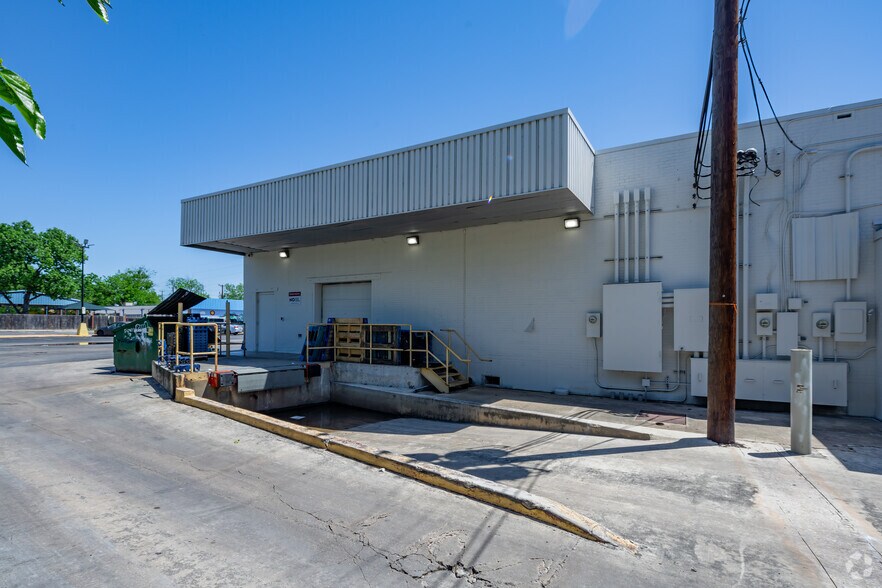 More Photos Of 2905-3025 West Ave, San Antonio Storefront For Lease