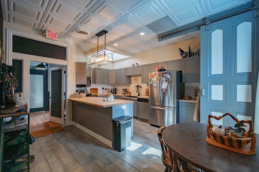 More Photos Of 112-114 S Broadway St, Green Bay Storefront Retail Office For Sale